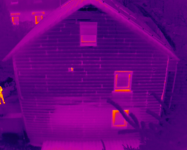 Obrázek fotovoltaických panelů přes termální kameru