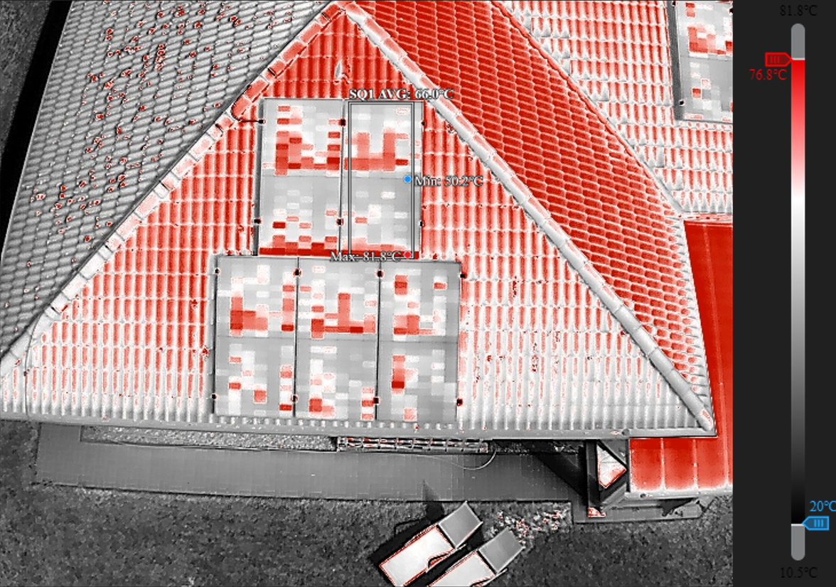 Obrázek fotovoltaických panelů přes termální kameru