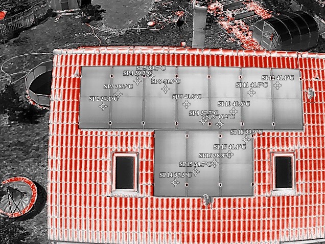 Obrázek fotovoltaických panelů přes termální kameru