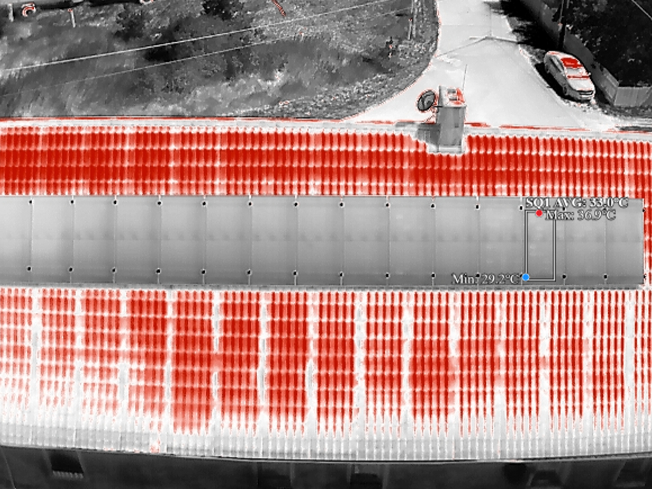 Obrázek fotovoltaických panelů přes termální kameru
