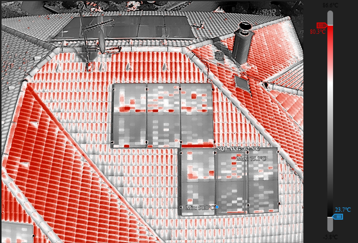 Obrázek fotovoltaických panelů přes termální kameru
