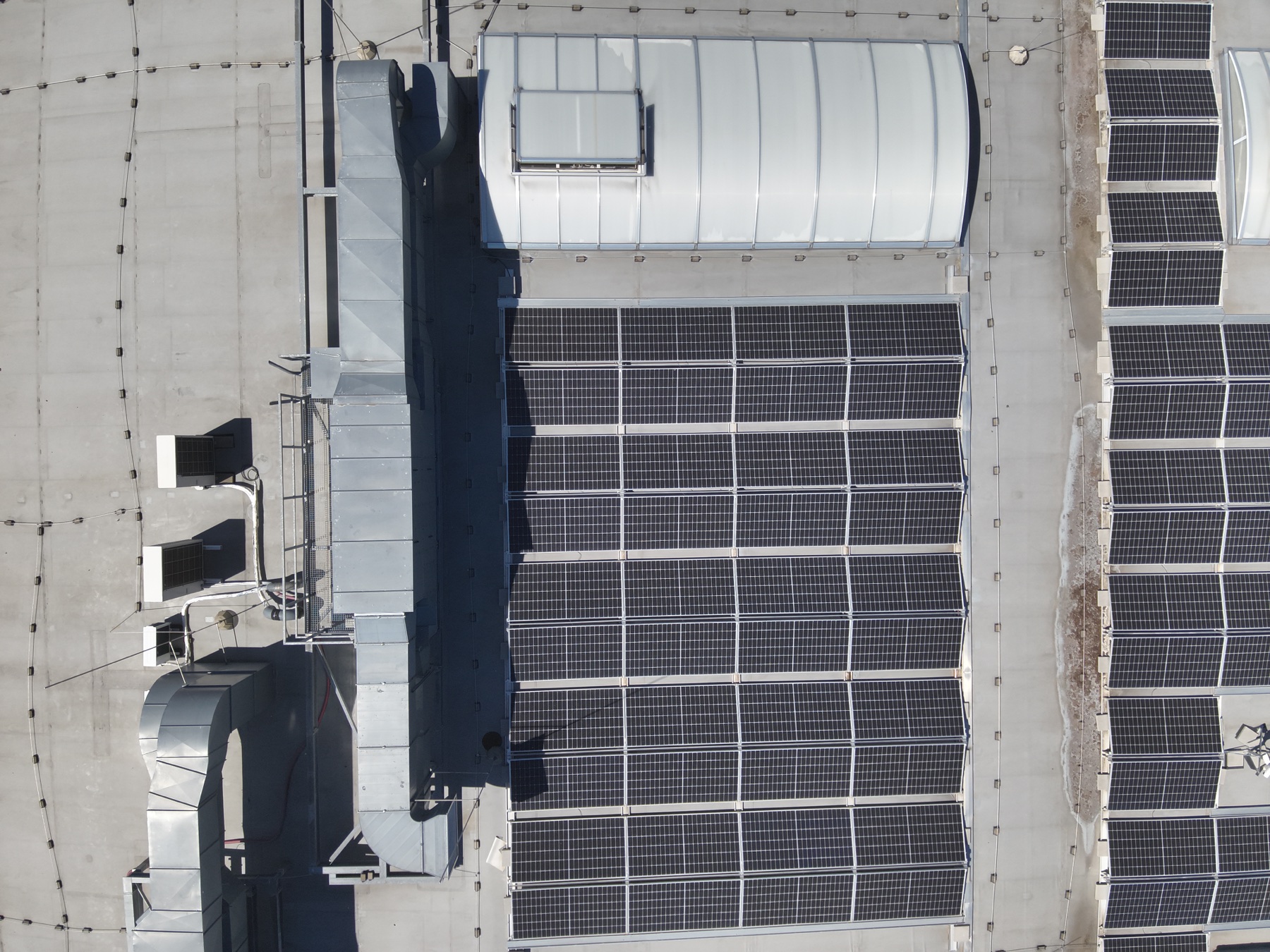 Běžný RGB snímek fotovoltaické elektrárny s hromosvody a okolními překážkami