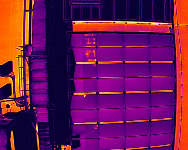 Termální snímek fotovoltaických panelů se stíny prvků hromosvodu