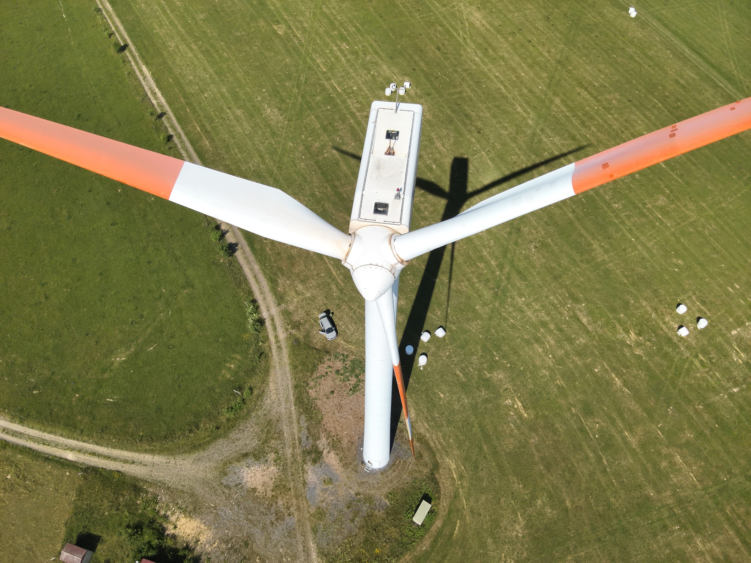 Letecký pohled na rotor větrné elektrárny